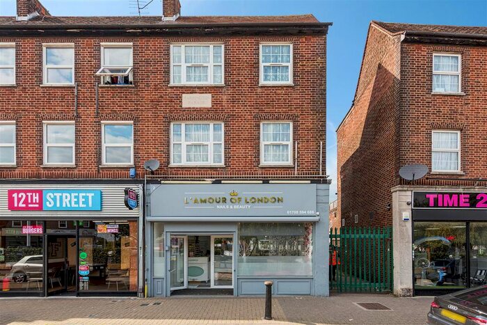 3 Bedroom Flat To Rent In Collier Row Road, Collier Row, Romford, RM5