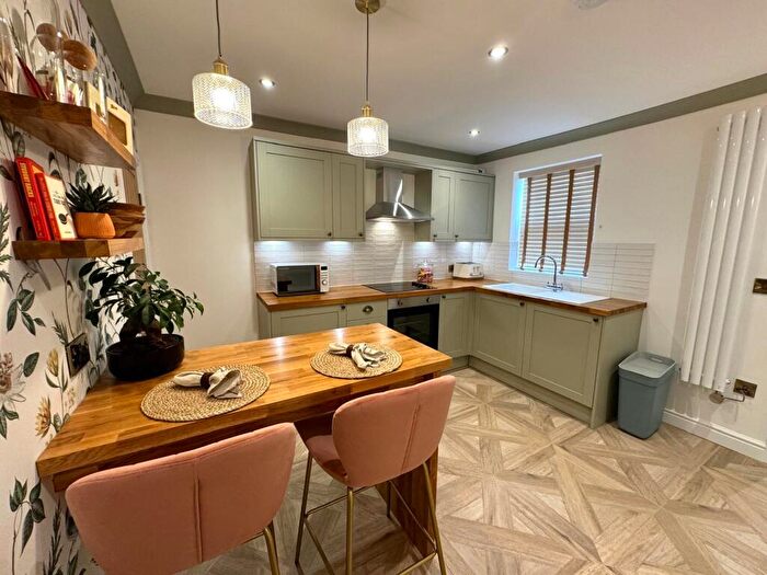 1 Bedroom Flat To Rent In Luxury Bed // Trollope St // Aug, LN5