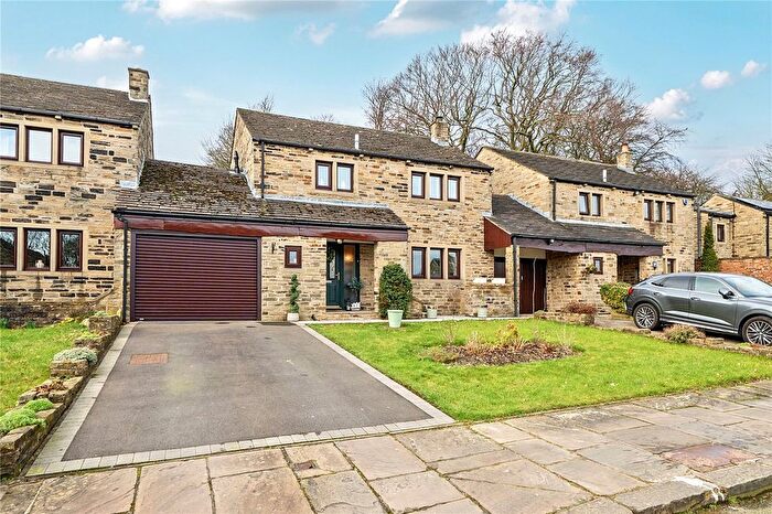 4 Bedroom Link Detached House For Sale In Nettleton Close, Bradford, West Yorkshire, BD4