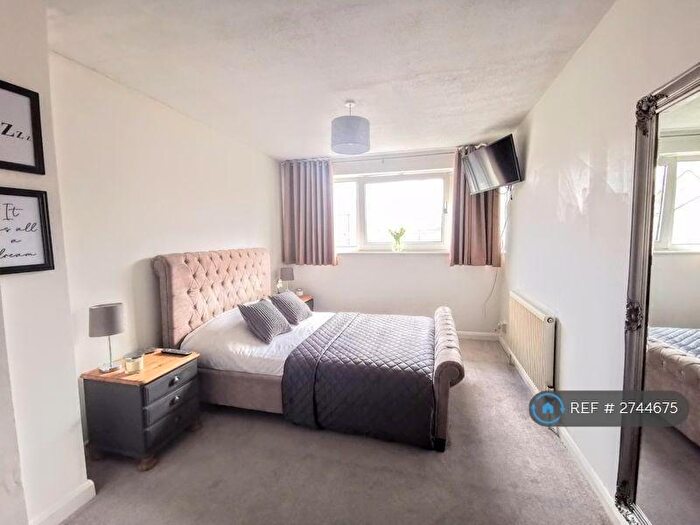 3 Bedroom Semi-Detached House To Rent In Northern Road, Aylesbury, HP19