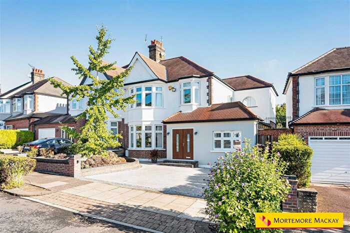 4 Bedroom Property For Sale In Brackendale, London, N21