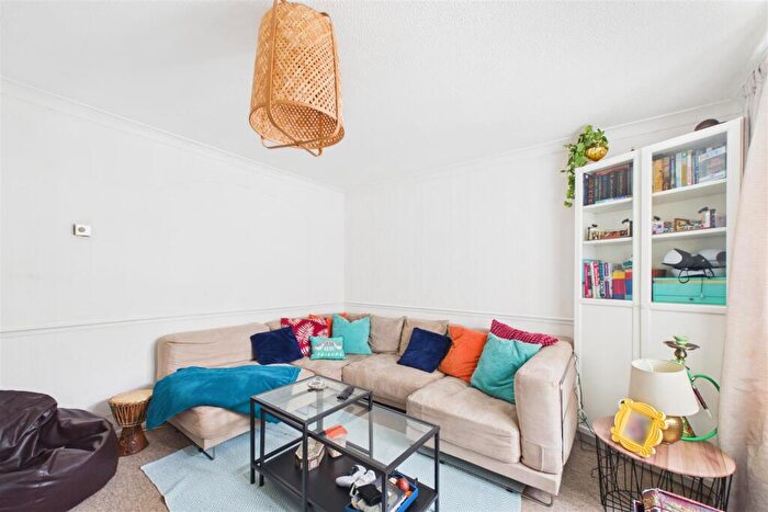3 Bedroom End Of Terrace House For Sale In Winterbourne Road, Chichester, PO19
