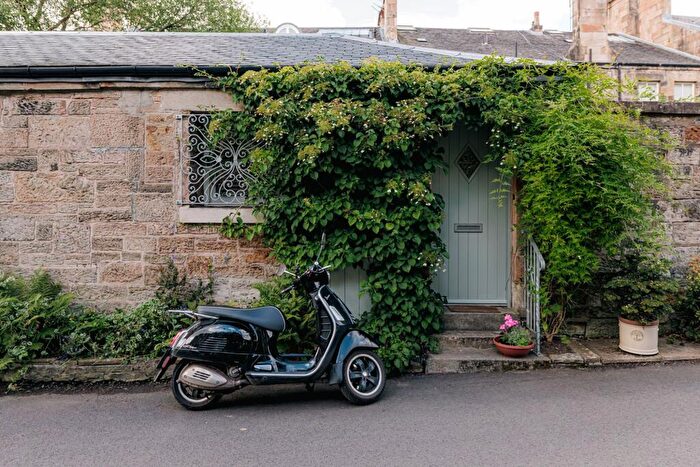 2 Bedroom Mews For Sale In Cleveden Crescent Lane, Kelvinside, G12