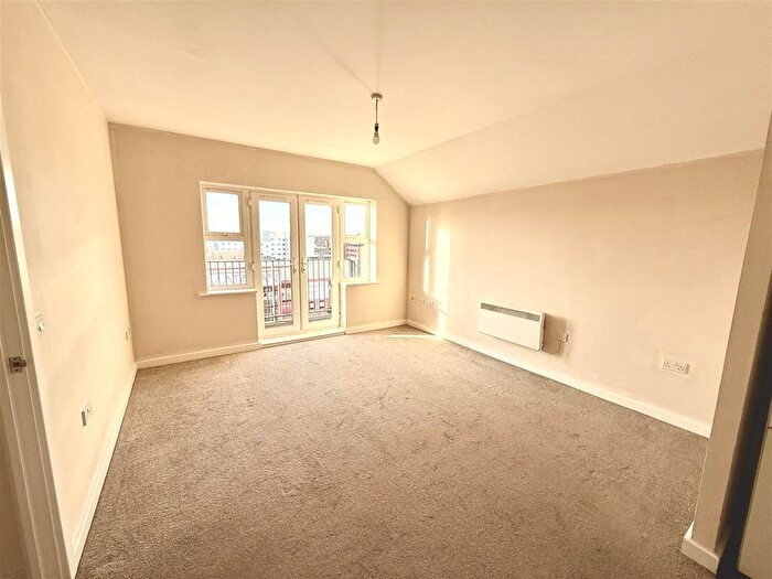 2 Bedroom Flat For Sale In Holly Street, Luton, LU1