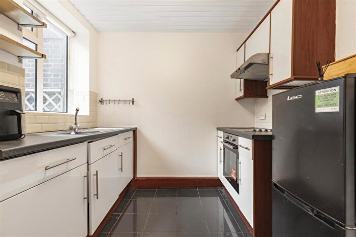 2 Bedroom Flat To Rent In Rosemary Gardens, Mortlake, SW14