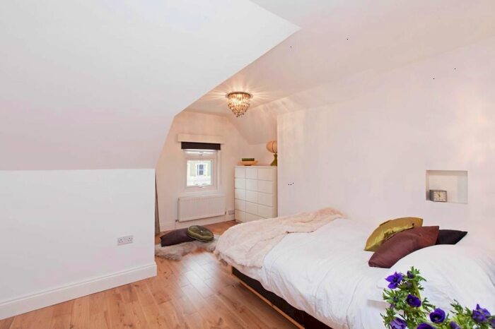 2 Bedroom Flat To Rent In Lordship Lane, East Dulwich, London, SE22