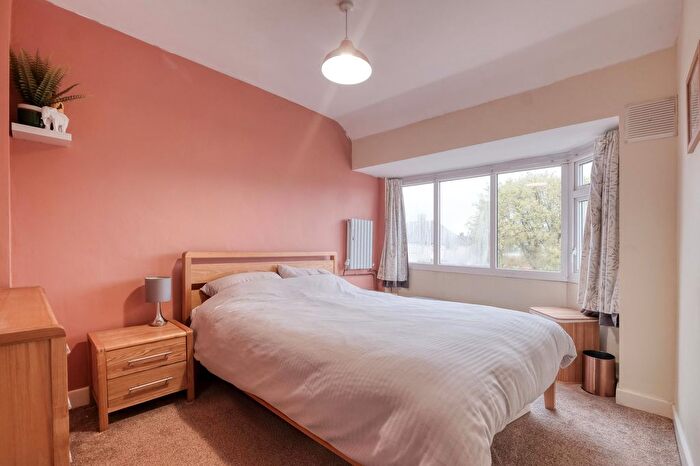 3 Bedroom Semi-detached House For Sale In Kingshurst Road, Birmingham, B31