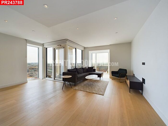 3 Bedroom Flat To Rent In Fountain Park Way, London, W12