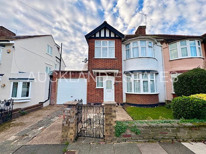 3 Bedroom Semi Detached House For Sale In Queens Avenue, London, N20