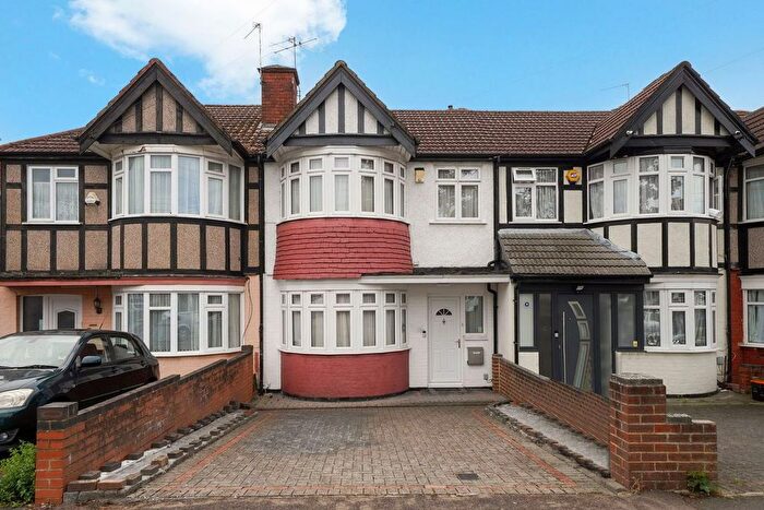 3 Bedroom Terraced House For Sale In Clitheroe Avenue, Harrow, HA2