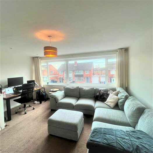 4 Bedroom Town House To Rent In Baslow Drive, Cheadle, SK8