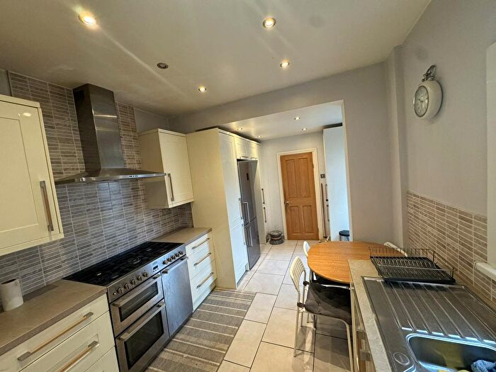 Semi-Detached House To Rent In Ilford, IG1