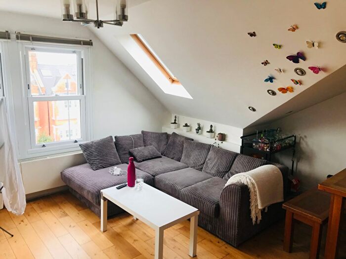 3 Bedroom Flat To Rent In Trinity Road, London, SW17
