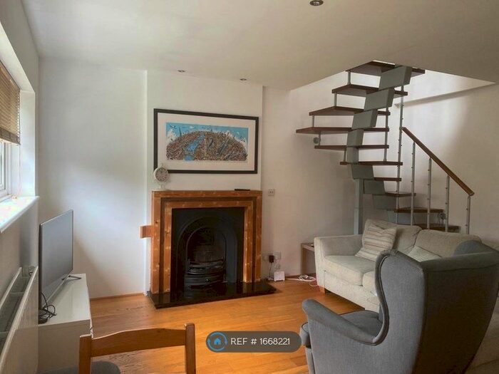 3 Bedroom Flat To Rent In Churchbury Road, London, SE9