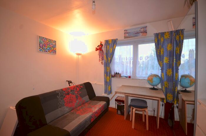 1 Bedroom Flat To Rent In High Trees, Tulse Hill, London, SW2