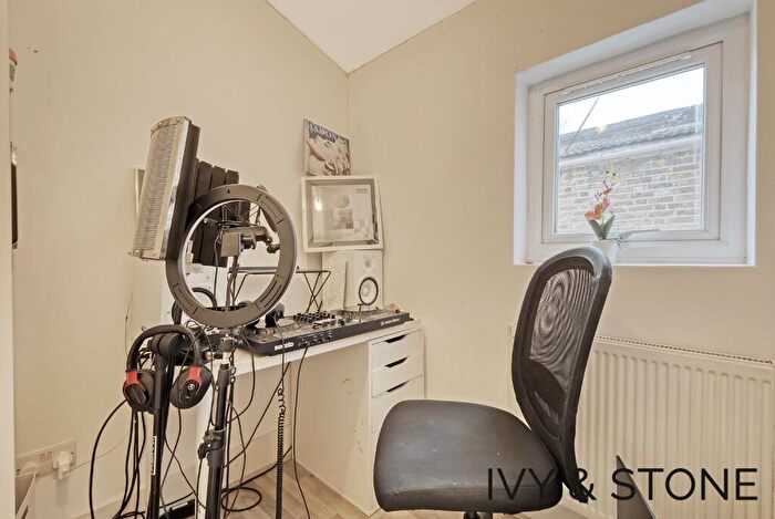 3 Bedroom Terraced House For Sale In Sperling Road, London, Greater London, N17