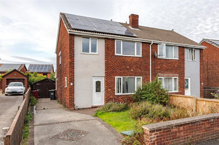 3 Bedroom Semi-Detached House For Sale In Manlake Avenue, Winterton, DN15