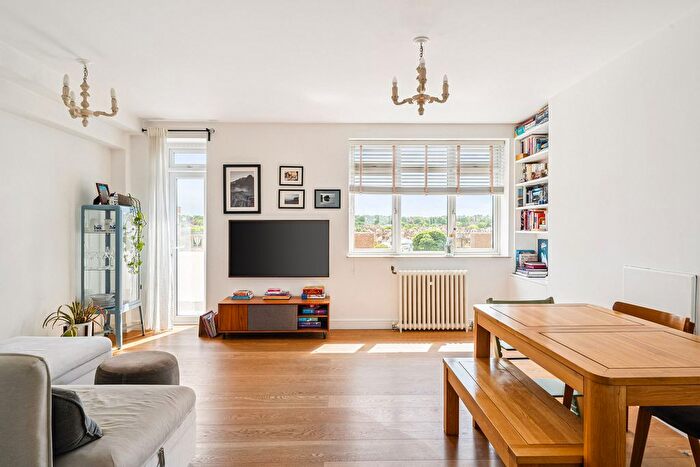 2 Bedroom Flat For Sale In Upper Richmond Road, Putney, SW15