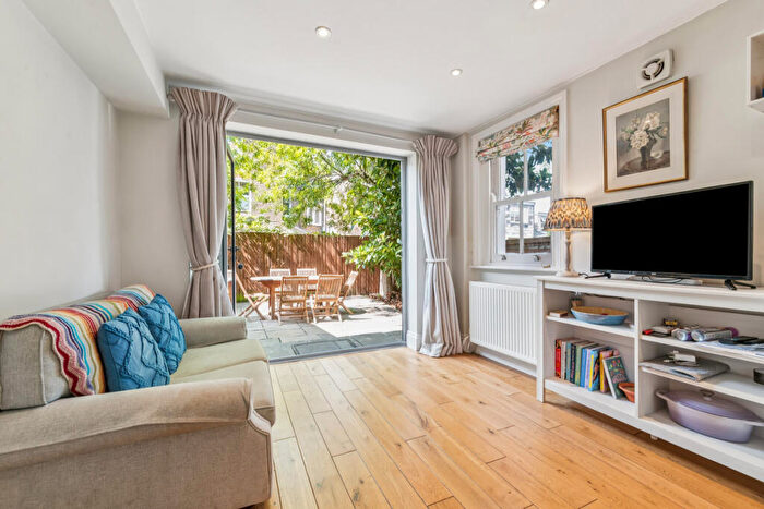 2 Bedroom Flat For Sale In Kathleen Road, London, SW11