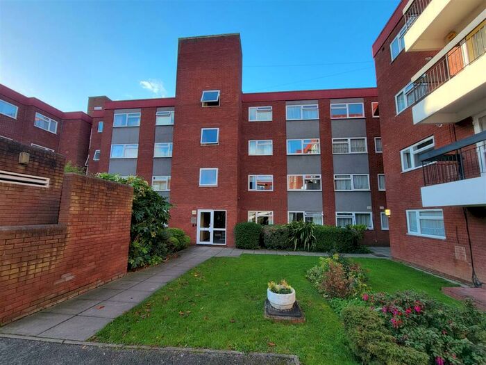 2 Bedroom Flat To Rent In Grange Gardens, London, N14