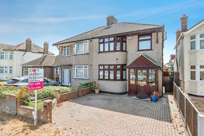 3 Bedroom Semi-Detached House For Sale In Upminster Road North, Rainham, RM13