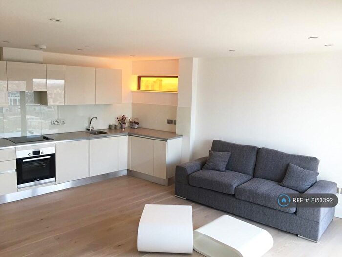 2 Bedroom Flat To Rent In Parkview Apartments, London, E14