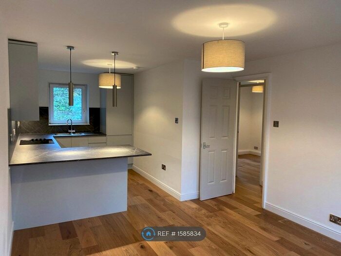 2 Bedroom Flat To Rent In Orchard Brae Gardens, Edinburgh, EH4