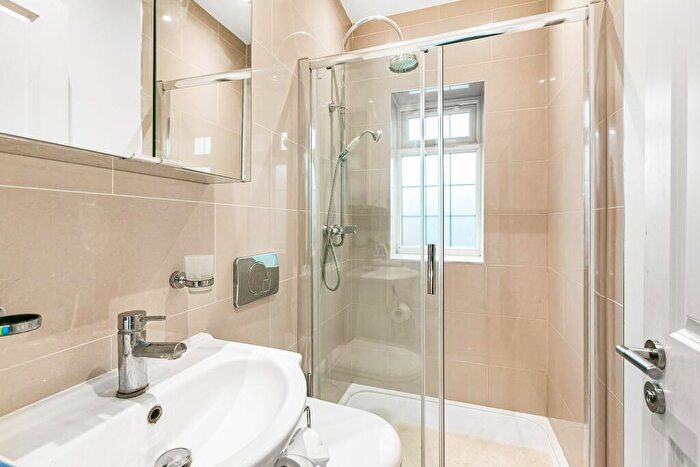5 Bedroom Detached House For Sale In Billy Lows Lane, Potters Bar, EN6