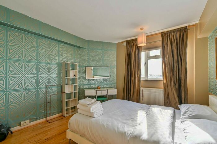 2 Bedroom Flat To Rent In Sandhurst Court, Brixton, London, SW2