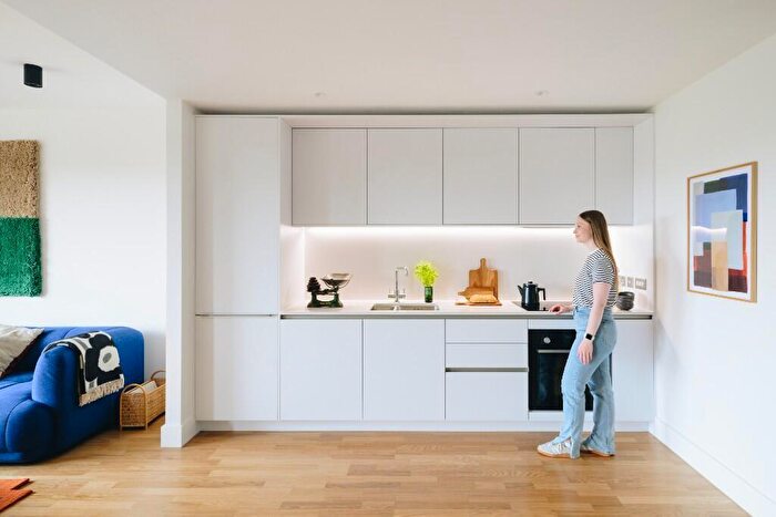 2 Bedroom Apartment To Rent In South Loop Green, Birmingham, B16