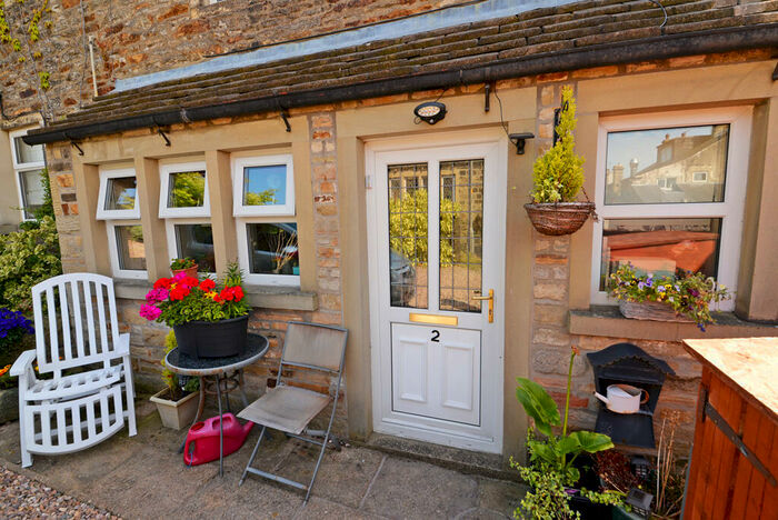 2 Bedroom Cottage To Rent In Park Street, Cross Hills, BD20