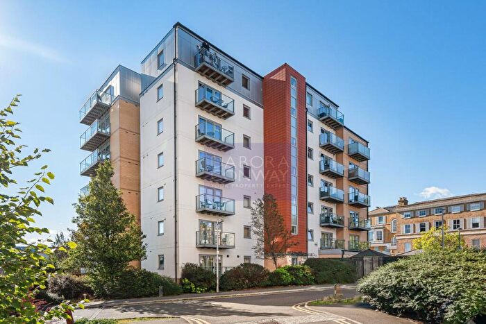 2 Bedroom Flat For Sale In Queen Mary Avenue, South Woodford, E18