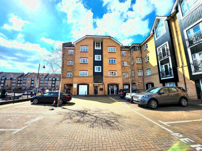 2 Bedroom Flat To Rent In Dickinson Quay, Hemel Hempstead, Hertfordshire, HP3