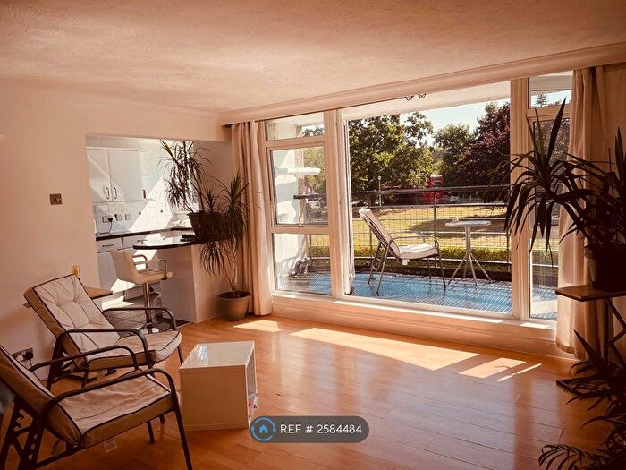 2 Bedroom Flat To Rent In Master Gunners Place, Woolwich, SE18