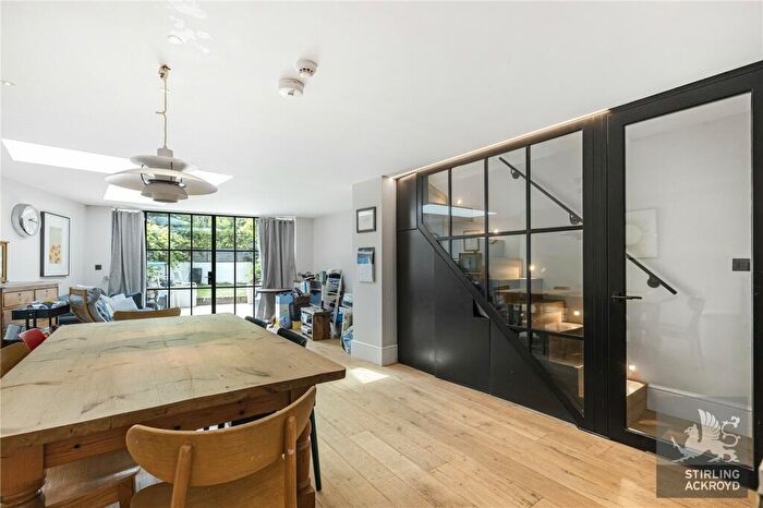 3 Bedroom End Of Terrace House To Rent In Navarino Road, Hackney, London, E8