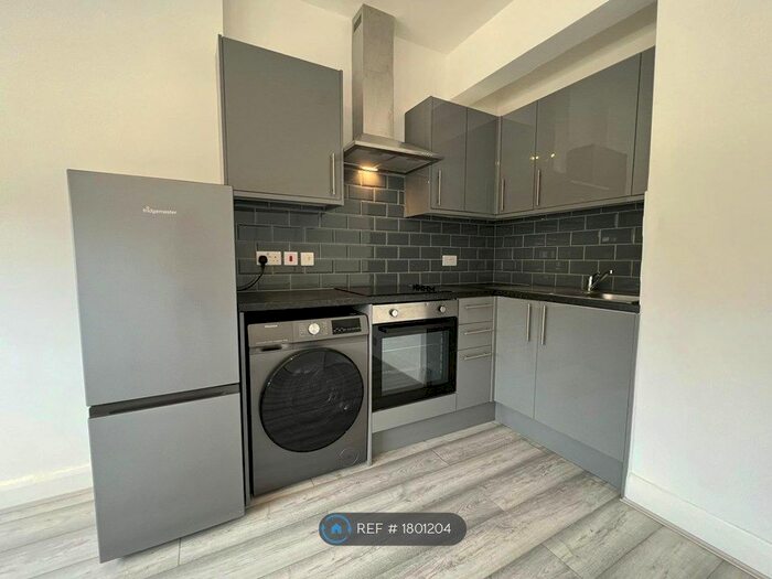 2 Bedroom Flat To Rent In Colney Hatch Lane, London, N10