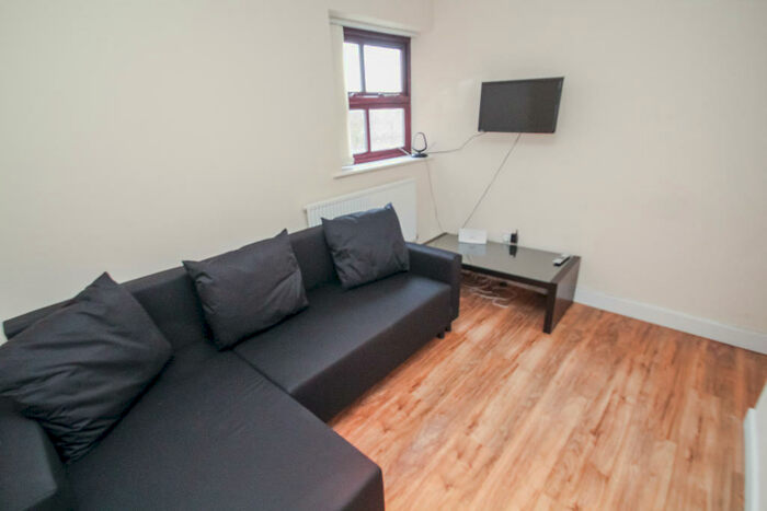 3 Bedroom Apartment To Rent In Kelso Heights, LS3