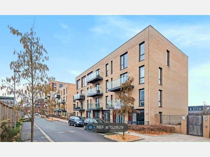 2 Bedroom Flat To Rent In Metropolitan Court, Edgware, HA8