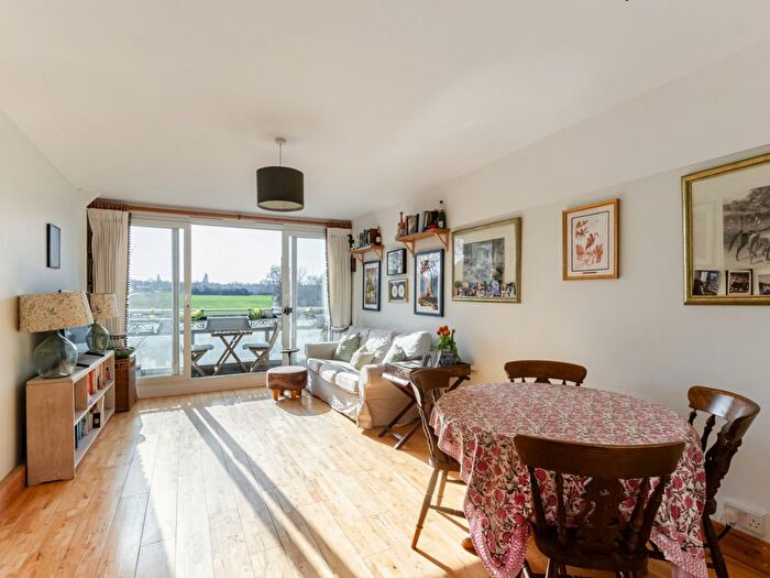 2 Bedroom Flat For Sale In Dulwich Road, London, SE24