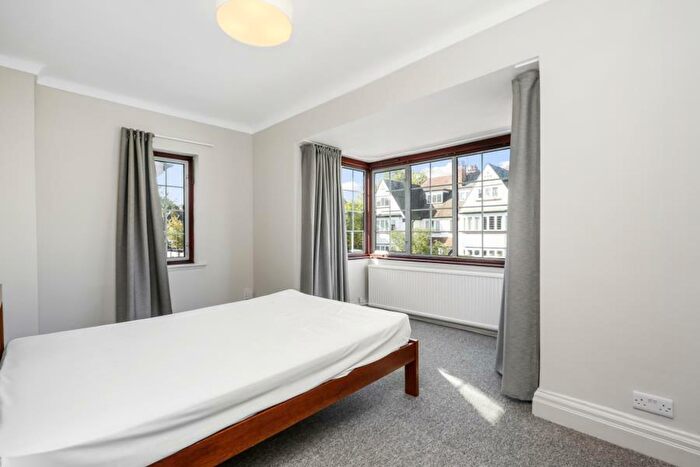 3 Bedroom Flat To Rent In West Heath Drive, Golders Green, London, NW11