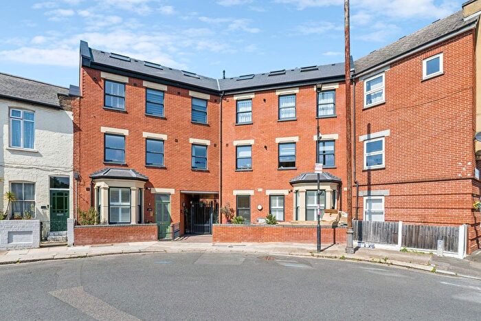 2 Bedroom Flat For Sale In Jeddo Road, Wendell Park, Shepherd's Bush, W12