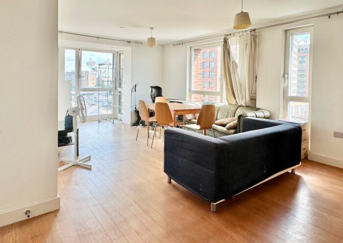 3 Bedroom Flat To Rent In Jefferson Plaza, London, E3