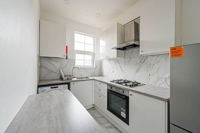 2 Bedroom Flat To Rent In Barratt Avenue, Wood Green, London, N22