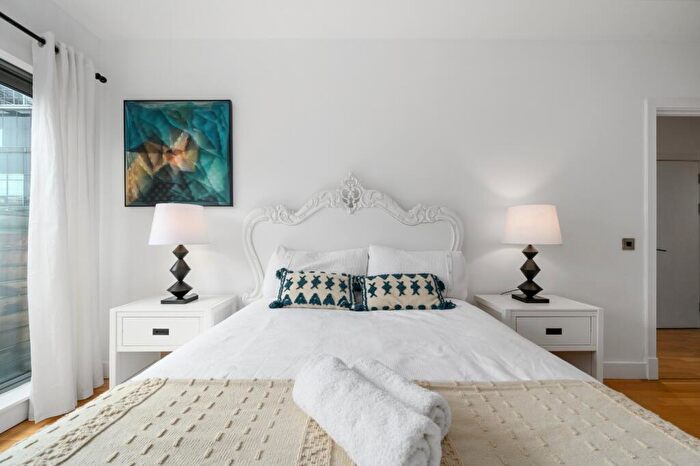 2 Bedroom Apartment To Rent In Oldham Road, Manchester, M4