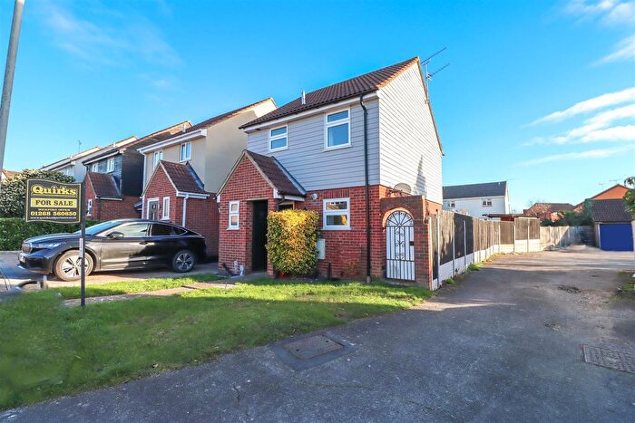 3 Bedroom Link Detached House For Sale In Heybridge Drive, Wickford, SS12
