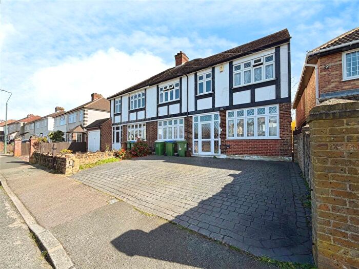 4 Bedroom Semi Detached House For Sale In Oaklands Close, Bexleyheath, DA6