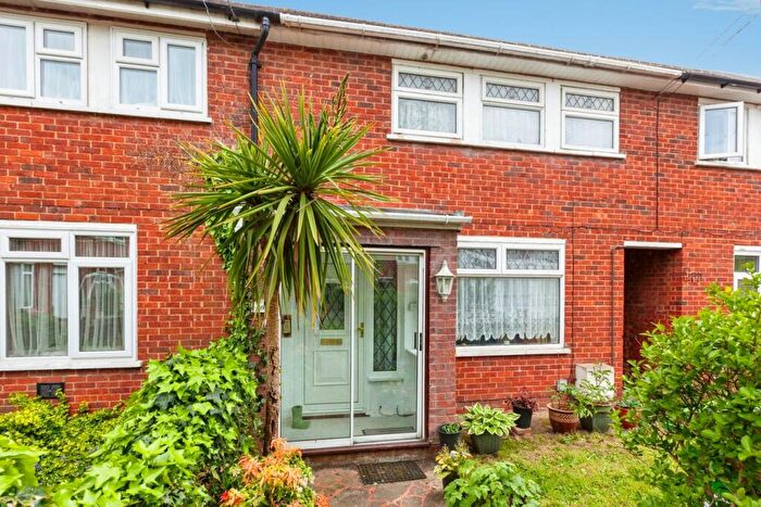 3 Bedroom Terraced House For Sale In Stanley Green East, Slough, SL3