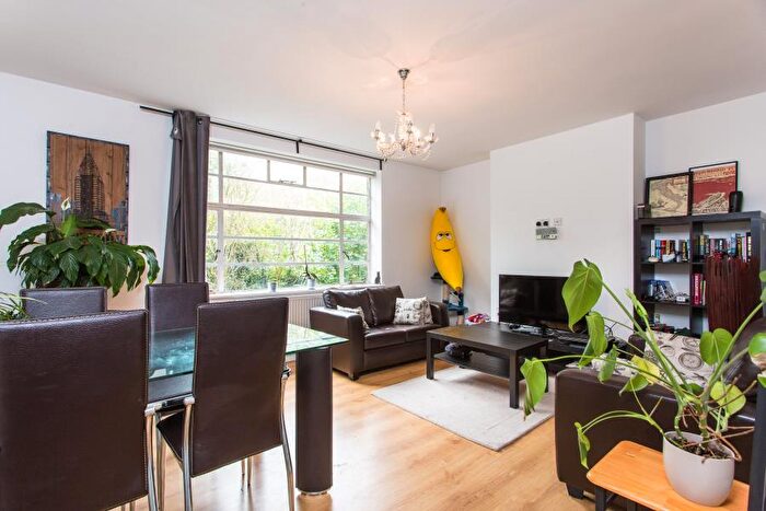 3 Bedroom Flat To Rent In Falloden Court, Brookland Rise, London, NW11
