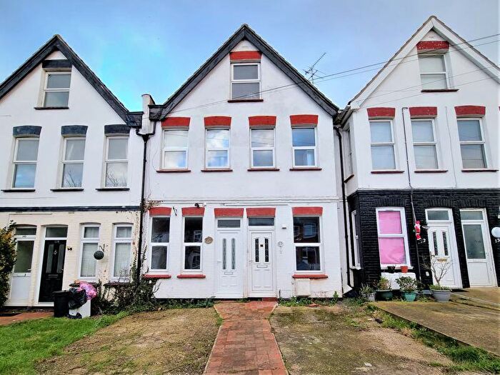 2 Bedroom Flat To Rent In Fleetwood Avenue, Westcliff-On-Sea, SS0
