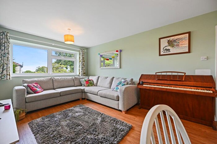 2 Bedroom Apartment To Rent In Carshalton Grove, Sutton, SM1